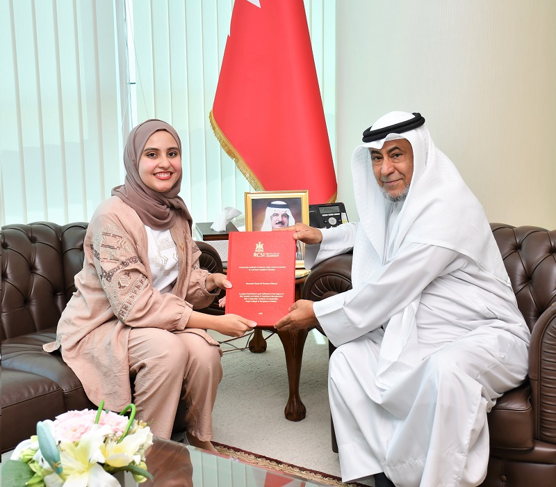 وزير شؤون مجلسي الشورى والنواب يستقبل الباحثة منة مسعود